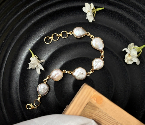 Coin pearl beacelet